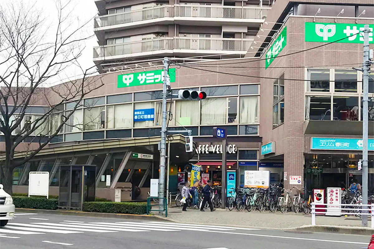 大江戸線練馬春日町駅のA3出口、サミットの見える風景